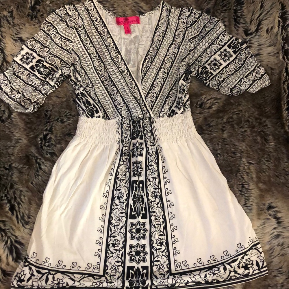 Black and white pattern T-shirt